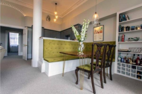 Stylish Georgian Retreat with Parking Space